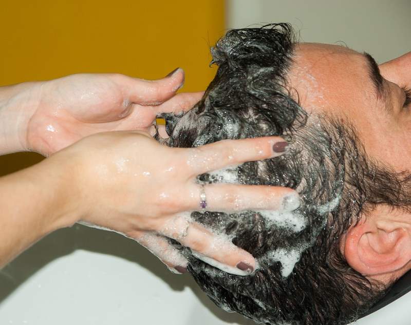 Forfora? Affrontala con un buon shampoo per cute irritata